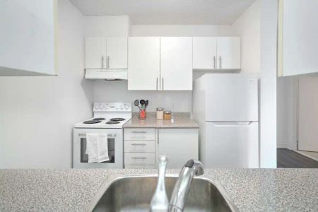 Habitat 2500 Apartments — Bachelor available at 2500 Cavendish Blvd., Montreal - Photo 5