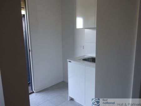 STYLISH THREE BEDROOM TOWNHOUSE - Photo 4