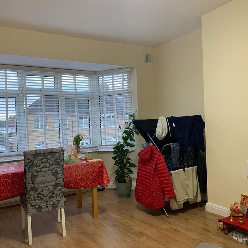 2 Bed Flat, Pinner Park Avenue, HA2 - Photo 1