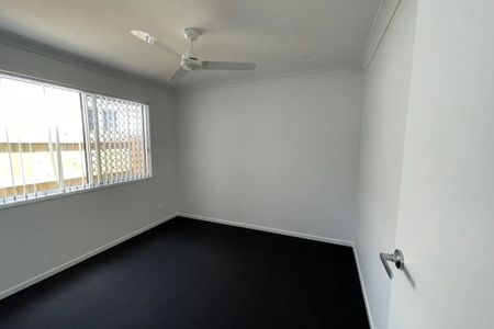 Modern 4 bedroom home in quiet location - Photo 5