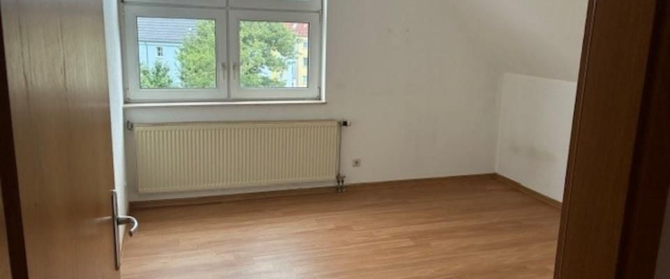 Helle 4-Zimmer Dachgeschosswohnung in Schönebeck zu vermieten! - Photo 1