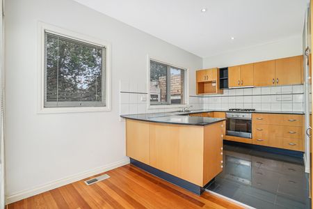 Three-Bedroom Single-Level Unit in Prime Location - Photo 2