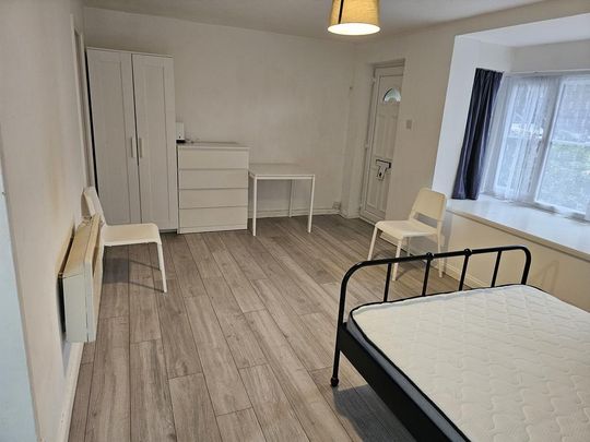 Studio to rent - Photo 1