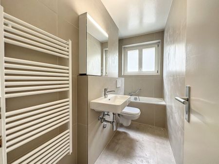 Bel appartement rénové de 2 pièces au 5ème étage - Photo 2