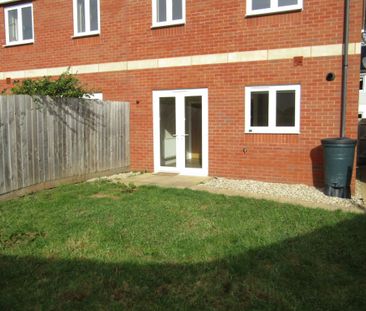 3 bed Semi-Detached - To Let - Photo 4