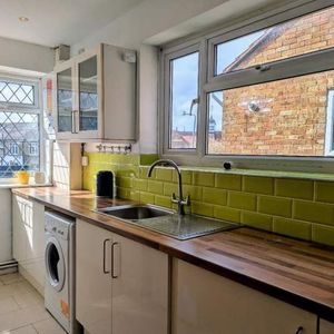2 Bed Maisonette, Bush Close, IG2 - Photo 2