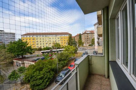Prostorný a světlý byt 2+1 s balkonem 70m and sup2; přímo u Edenu - Фото 4