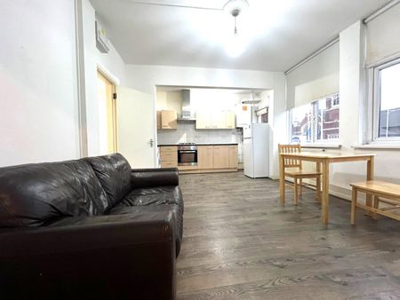 One bedroom First Floor flat close to ilford station- £1400 - Photo 5