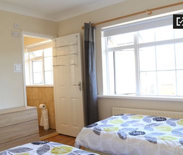 Twin bedroom in shared apartment in Clondalkin, Dublin - Photo 6