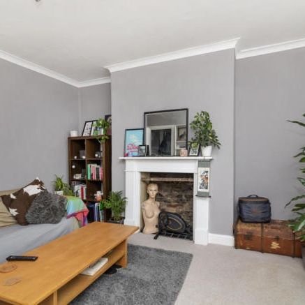 Charming 2 bedroom flat in a period property. London skyline view and walking distance to Hampstead Heath - Photo 1