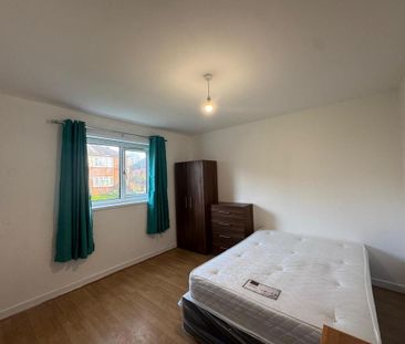 6 bedroom semi-detached house to rent - Photo 4