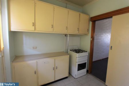 WELL PRESENTED UNIT IN EXCELLENT LOCATION - Photo 4