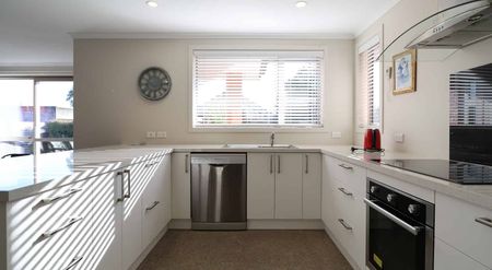 Fully Furnished 3-Bedroom Standalone Townhouse in Central Mosgiel - Photo 5