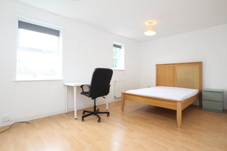 5 bedroom townhouse to rent - Photo 3