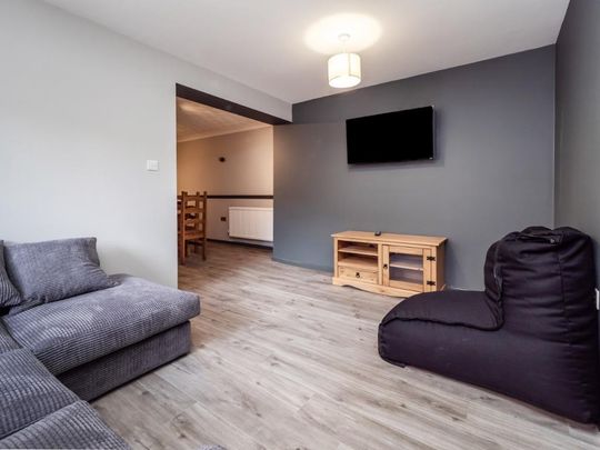 6 bedroom end of terrace house to rent - Photo 1