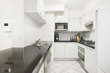 Spacious One Bedroom Apartment - Photo 3