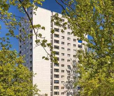 2-Raum-Stadt-Wohnung mit Balkon und offener Küche - Photo 1