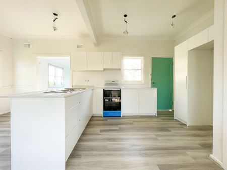 Spacious Family Home In The Heart Of Town - Photo 2