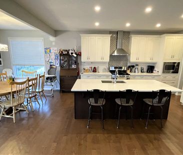 Beautiful 2 Storey Home In New Brighton – 3 Bedrooms + Bonus Room |... - Photo 4