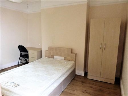 6 bedroom terraced house to rent - Photo 4