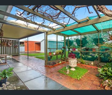 Great Location &colon; Spacious 4 Bedroom - Close to Henley Beach - Photo 5