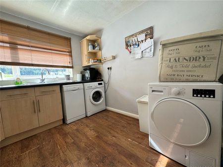 Spacious 2-Bedroom Flat in Kenley - Photo 2