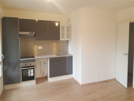 PROCHAINEMENT ! Beau T3 avec parking "Résidence le Beau Jardin" à CROIX. - Photo 2