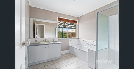 Spacious Family Home in Hoppers Crossing! - Photo 2