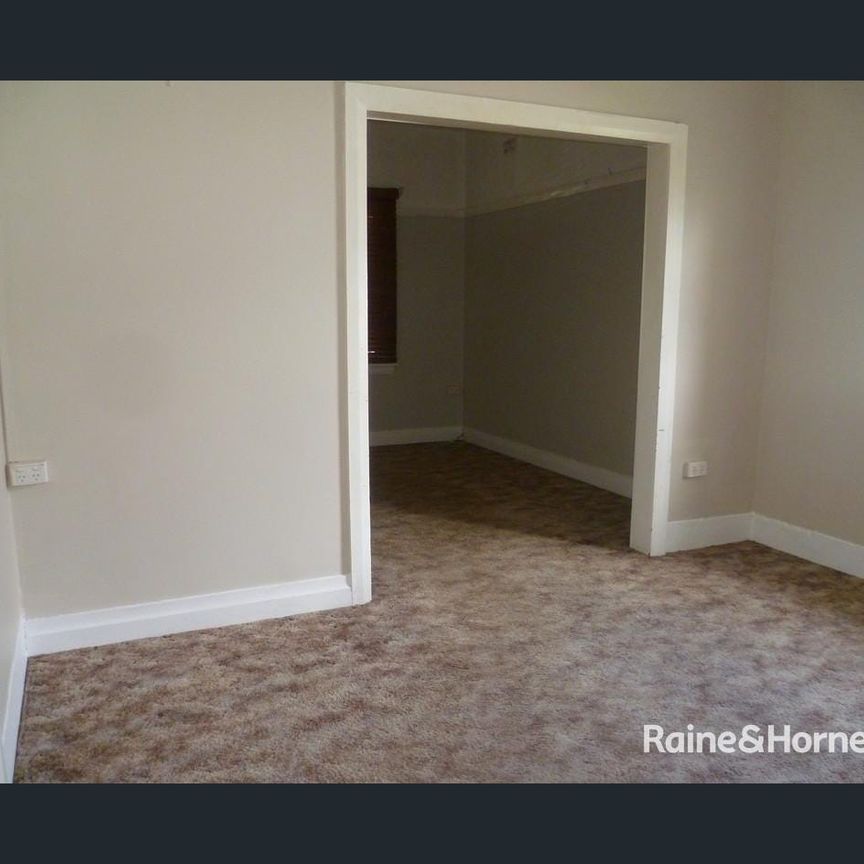 TWO BEDROOM HOME IN QUIET & CENTRAL LOCATION - Photo 1