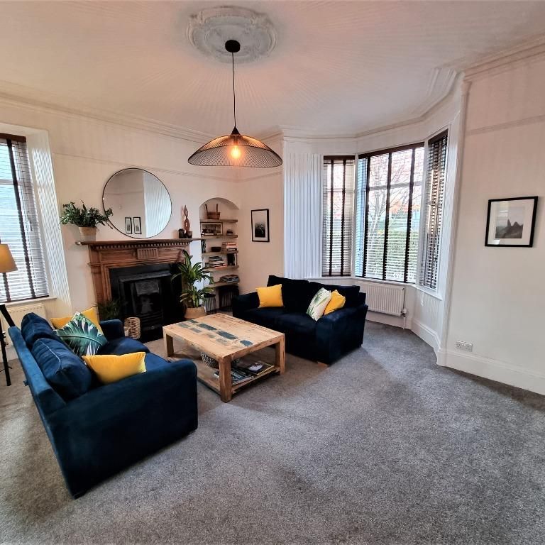 5 bedroom end of terrace house to rent - Photo 1