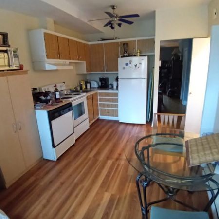 Grand 4 1/2 meublé tout compris sur 2 étages Sous-location - Photo 3