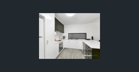 Top floor unit, city views & very modern. - Air conditioned thoughtout - Photo 5