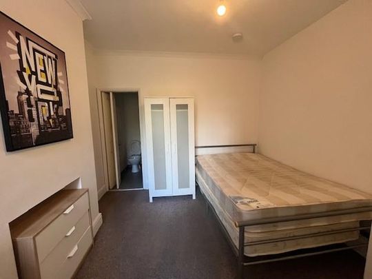 1 bedroom in a house share to rent - Photo 1