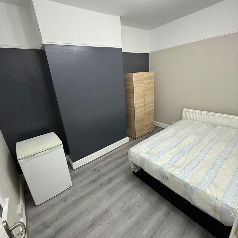 4 bedroom flat to rent - Photo 1