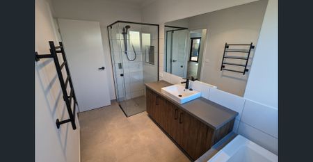 Spacious Family Home With Views Over Highton Hills - Photo 2