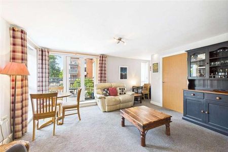 Commonwealth Drive, Three Bridges, Crawley, West Sussex, RH10 - Photo 2