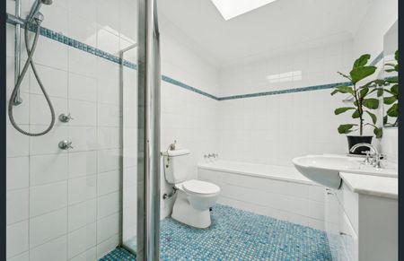 Spacious Apartment Enjoying Resort Amenities and Unrivalled Convenience - Photo 2