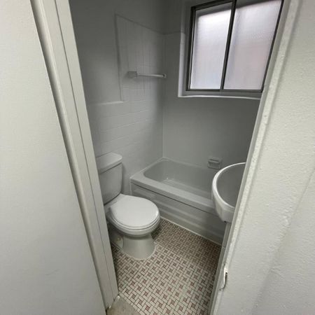 LEASE TRANSFER - STUDIO - 5 MINS FROM JEAN TALON METRO - ALL UTILITIES INCLUDED - $1025/M - Photo 4