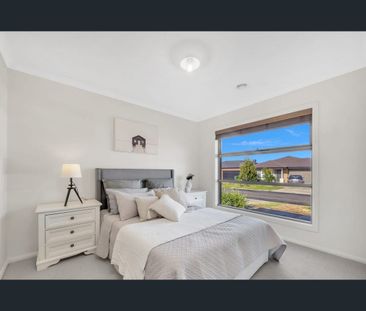 Spacious family home in near Sanctuary Lakes - Photo 6