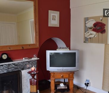 Good room in 4-bedroom apartment in Santry, Dublin - Photo 5