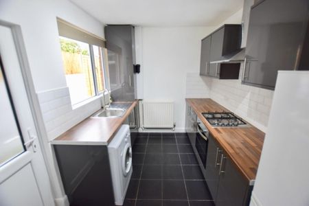 Blackberry Lane, Coventry - RECENTLY REFURBISHED END OF TERRACE - Photo 3
