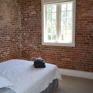 Spacious 1 bed+den in heritage building - Photo 2