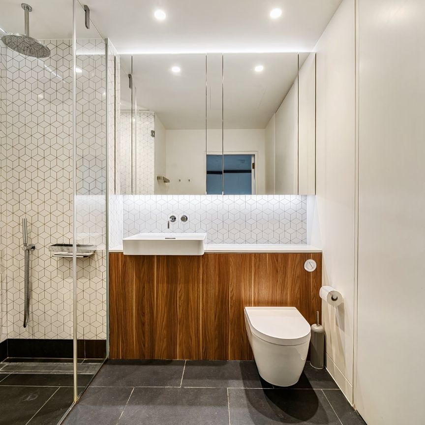 Wood Crescent, London, W12 - Photo 1