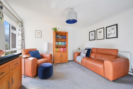 To Let 3 Bed House - End Terrace - Photo 2