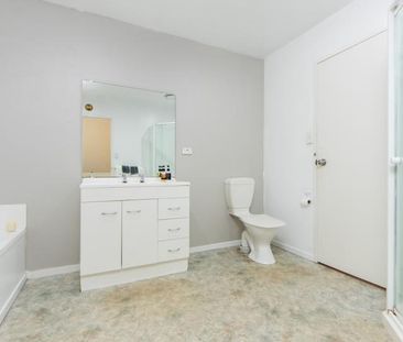 Large two bedroom townhouse! - Photo 5