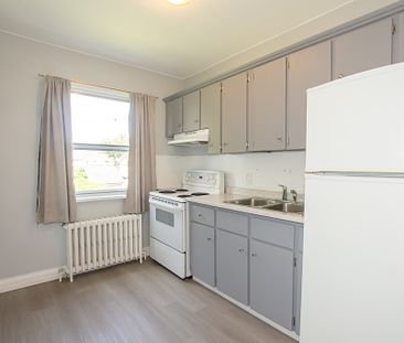 **CHARMING** 2 Bedroom Main Unit in St. Catharines!! - Photo 1