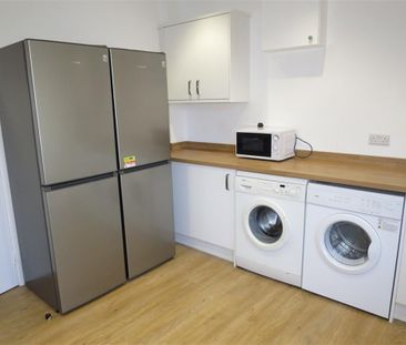 6 bedroom detached house to rent - Photo 4