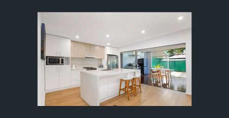 Sun-Filled 4-Bedroom Family Home in Quiet Mascot Cul-de-Sac - Photo 5