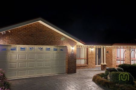 Tranquil Retreat: Elegant 4-Bedroom Home in Prestigious Nicholls Locale - Photo 3