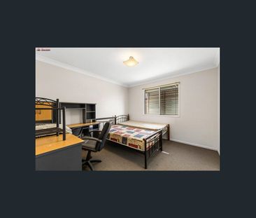 Modern & Spacious 4-Bedroom Unit in a Prime Location - Photo 2